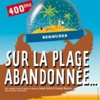 sur la plage abandonnée au rideau rouge