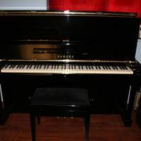 piano Yamaha U1 noir de 121 cm. 3 pédales avec sourdine...