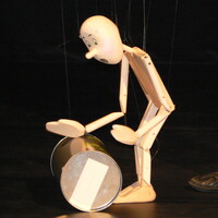 la marionnette à fils et son guide
