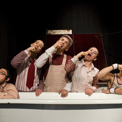HEAD FEED HANDS NOUVEAU CIRQUE