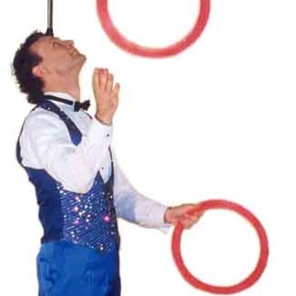 Jongleur Philippe Eliens.Spectacle visuel familial.