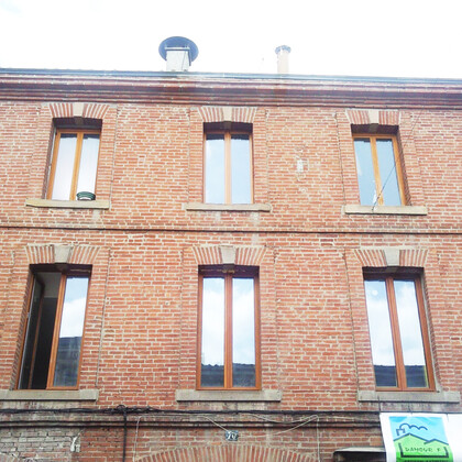 loue T2 dans immeuble d'artistes