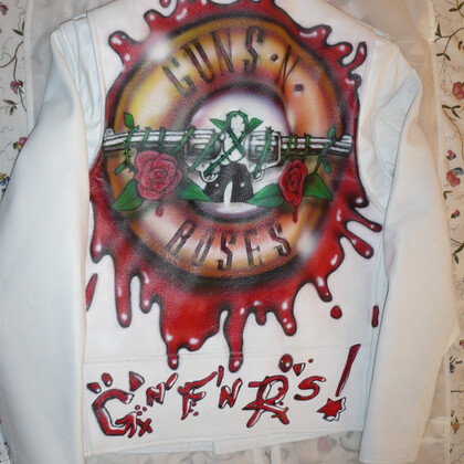 Peinture aérographe sur cuir pour costumes de scène.