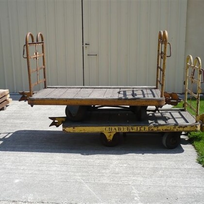 Chariots anciens ( colis , bagages ...)