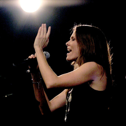 Chanteuse PRO donne cours de chant dans Studio d'Enregistrement