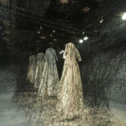 "Labyrinth of Memory", Installation monumentale de Chiharu Shiota