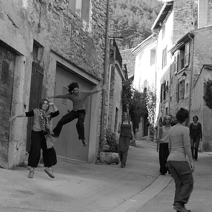 stage été exceptionnel en Drôme, en deux parties," à la croisée des langages" danse, contact, musiques, improvisations, et un soupçon de clown