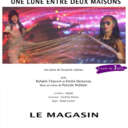 Une lune entre deux maisons