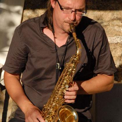 Un Saxophoniste soliste pour vos fêtes, anniversaires , cocktails , mariages , repas, bars etc....