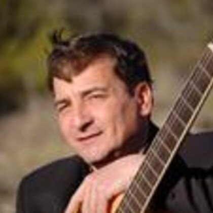 Je cherche des tremplins pour montrer mon art d'interpréter mes chansons originales