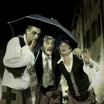 capillotractee cie: échassiers à rebond, acrobaties sur echasse, feu, spectacle de rue