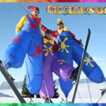 Les clownaskis, spectacle inédit en échasses à ski