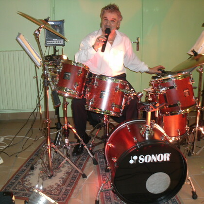 D J  batteur et chanteur musette et variétes avec chanteuse chanson internationale éventuellement.