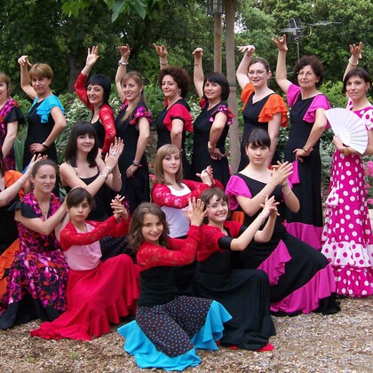 DONNE COURS DE DANSE SEVILLANE FLAMENCO RUMBA