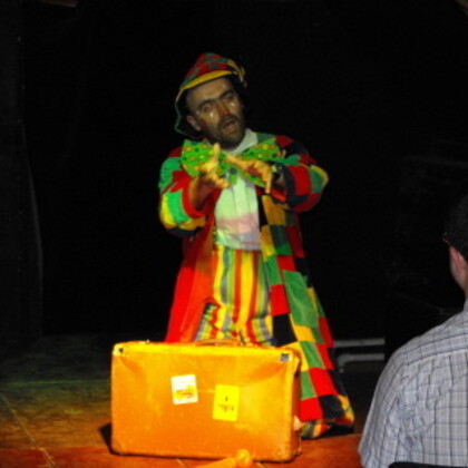 spectacle de clown, mime, automate, échassier, humoriste, statue,...