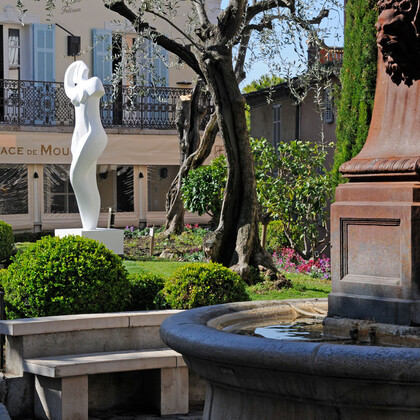 Michelle CHIECCHIO  installe "La Mouginoise" dans les jardins de Mougins-Village