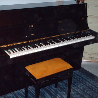 A VENDRE : PIANO DROIT NEUF + SIÈGE DE PIANISTE