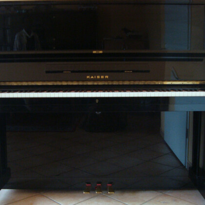 piano droit noir laqué kaiser