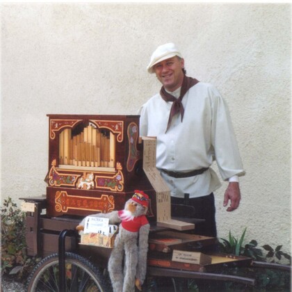 le chanteur des rues et son orgue de barbarie