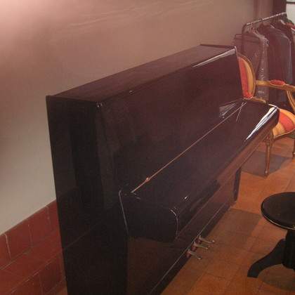 Vente piano d'occasion droit laqué noir + tabouret marque Calisia