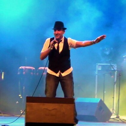Chanteur - Auteur experimenté aimant les fusions cherche nouvelles collaborations artistiques!