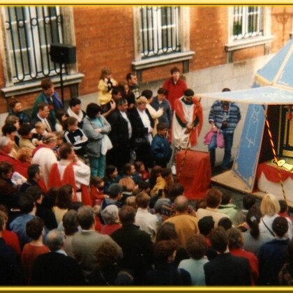 Marionnettes et Saltimbanques. Spectacles et Parades. Troupe Majestic.