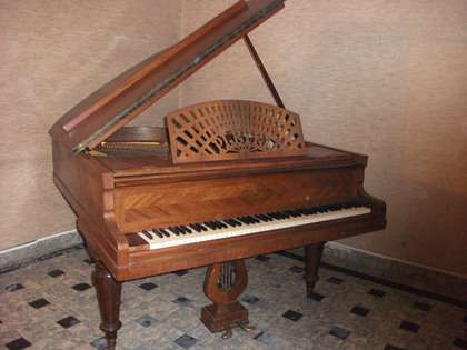 Piano Pleyel quart de queue.