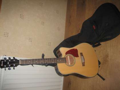 Guitare Ibanez électro-acoutsique et accessoires