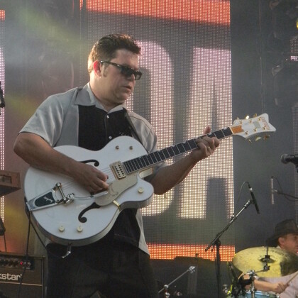 recherche contrebassiste et chanteur rock and roll 50's