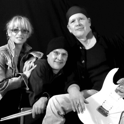 GROUPE CHERCHE CHANTEUSE