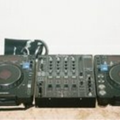 2 Pioneer CDJ-1000 MK3 CD Players & 1 DJM-800 Mix