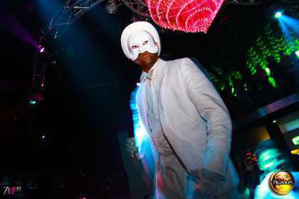Echassier, mime, artiste de rue, statue vivante, 