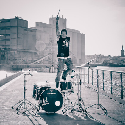 batteur recherche artistes à accompagner ( tournées, studios )