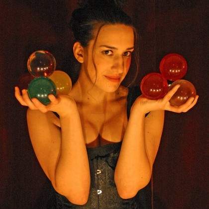 Melody,Jongleuse de contact Crystal